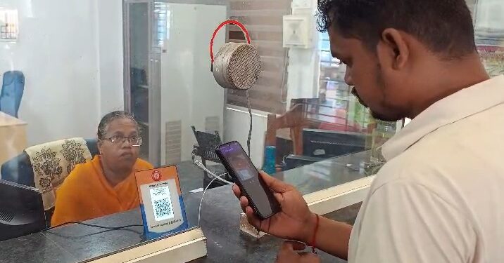 खोरधारोड मंडल ने डिजिटल भुगतान को प्रोत्साहित करने के लिए टिकट बुकिंग काउंटरों पर क्यूआर कोड डिस्प्ले डिवाइस स्थापित किए