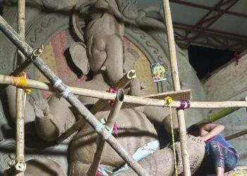 ଫ୍ରେଣ୍ଡସ ଗ୍ରୁପର ୧୭ ଫୁଟିଆ ଆକର୍ଷଣୀୟ ମୂର୍ତ୍ତି ତିଆରିରେ ନିମଗ୍ନ କାରିଗର