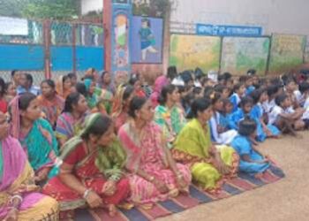 ଶିକ୍ଷକ ଅଭାବକୁ ନେଇ ତାତିଲେ ଅଭିଭାବକ : ମୁଖ୍ୟ ଫାଟକରେ ତାଲା ପକାଇ ଧାରଣାରେ ବସିଲେ ଅଭିଭାବକ ଓ ଛାତ୍ରଛାତ୍ରୀ