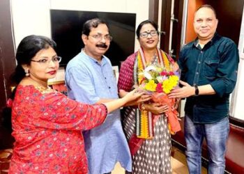 ୱାର୍ଲଡ ଓଡିଶା ସୋସାଇଟିର ଅଧ୍ୟକ୍ଷ କିଶୋର ଦ୍ବିବେଦୀ : ଓଡିଶା ବିଧାନସଭା ର ବାଚଷ୍ପତ୍ତି ସୁରମା ପାଢ଼ୀ ଙ୍କୁ ସୌଜନ୍ୟ ମୂଳକ ସାକ୍ଷାତ କରିବା ଅବସରରେ ତାଙ୍କୁ ସମ୍ବର୍ଦ୍ଧନା ଜଣାଉଛନ୍ତି