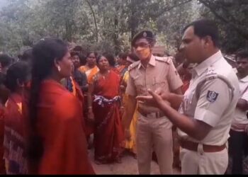 ବେଆଇନ ମଦ ବିକ୍ରିକୁ ବିରୋଧ କରି ୨୦ ହଜାର ଟଙ୍କାର ମଦବୋତଲ ଭାଙ୍ଗିଲେ ମହିଳା