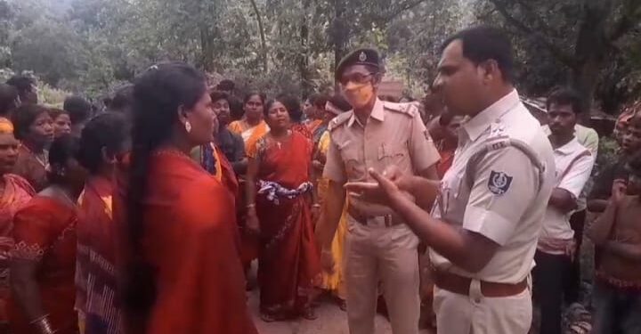 ବେଆଇନ ମଦ ବିକ୍ରିକୁ ବିରୋଧ କରି ୨୦ ହଜାର ଟଙ୍କାର ମଦବୋତଲ ଭାଙ୍ଗିଲେ ମହିଳା