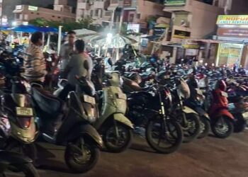 ଭି -ମାର୍ଟ ସପିଙ୍ଗ ମଲ ଯୋଗୁଁ ରାସ୍ତା ଜାମ ଘୋଡା କିଣିଲେ ଘାସ ଫ୍ରି….