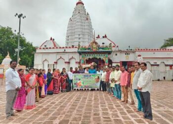 ପ୍ରସନ୍ନଙ୍କ ୭୫ତମ ଜନ୍ମଦିନରେ  ସମଲେଶ୍ୱରୀ ମନ୍ଦିର ରେ ୭୫ ଦୀପ ପ୍ରଜ୍ବଳନ