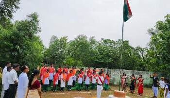 ମହା ଆଡ଼ମ୍ବରରେ ସ୍ଵାଧୀନତା ଦିବସ ପାଳିତ : ରାଜ ସୁନାଖଳା ମହା ବିଦ୍ୟାଳୟରେ ଦେଖିବାକୁ ମିଳିଥିଲା ପରିବେଶ ଜନିତ ବ୍ୟତିକ୍ରମ