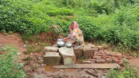 ବସୁଧା ଯୋଜନା ନାମରେ ଖାଇଗଲେ ଟଙ୍କା : ଟାଙ୍କିରେ ଅଧା ରଙ୍ଗ ବୋଳି ଠିକାଦାର ଛୁ