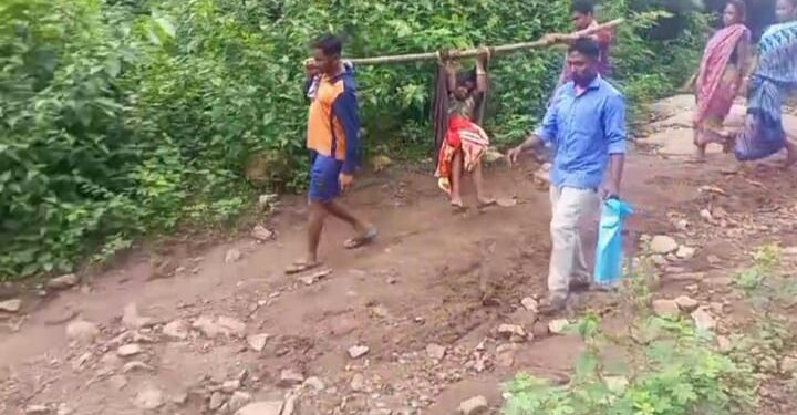 ପୁଣି ଜନନୀ ଯନ୍ତ୍ରଣା ତିନି କିଲୋ ମିଟର ଭାର ରେ ଭୂଆ ହେଲେ ଗର୍ଭବତୀ ମହିଳା