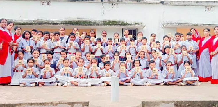 ଭାରତୀୟ ବିଦ୍ୟା ନିକେତନ ପକ୍ଷରୁ ଗୀତାବହି ବଣ୍ଟନ