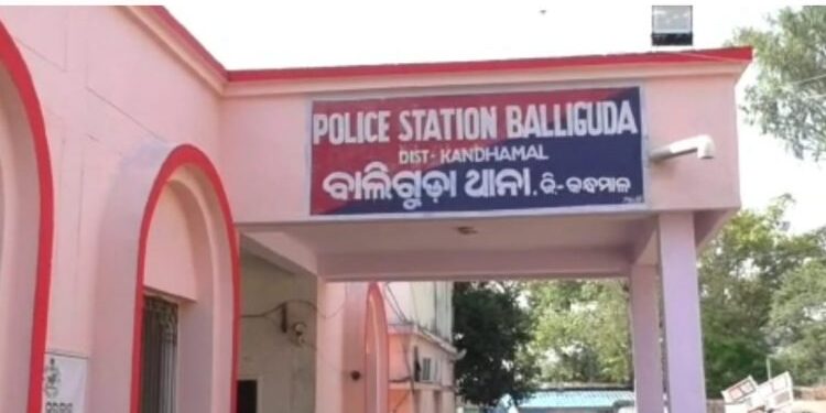 ତିନି ଦୁର୍ବୁତ୍ତ ବାଇକ୍ ରେ ଆସି ଯୁବକଙ୍କ ଠାରୁ ଛଡ଼ାଇ ନେଲେ ଦୁଇଟି ମୋବାଇଲ୍