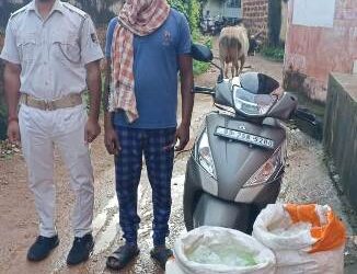 ଦେଶୀ ମଦ ସହ ସ୍କୁଟି ଜବତ, ଅଭିଯୁକ୍ତ କୋର୍ଟ ଚାଲାଣ 