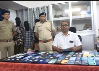 4କୁଖ୍ୟାତ ମୋବାଇଲ ଚୋର ଗିରଫ 75 ଟି ସ୍ମାର୍ଟ ଫୋନ ସହ ନଗଦ 4125 ଟଙ୍କା ଜବତ