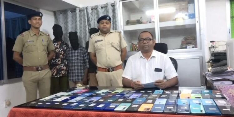 4କୁଖ୍ୟାତ ମୋବାଇଲ ଚୋର ଗିରଫ 75 ଟି ସ୍ମାର୍ଟ ଫୋନ ସହ ନଗଦ 4125 ଟଙ୍କା ଜବତ