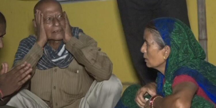 ପୁଅ ବହୁଙ୍କ ନିର୍ଯ୍ୟାତନା ସହି ନପାରି ବୃଦ୍ଧ ପିତାମାତା ରାସ୍ତା ରେ ଖୋଜି ବୁଲୁଛନ୍ତି ଜରା ନିବାସ