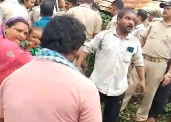 ବାସହରା ହୋଇଯିବେ କି ? ୩ ପରିବାର ର ୧୭ ସଦସ୍ୟ ଏହି ଦଳିତ,ଗରୀବ,ଖଟିଖିଆ, ବେସାହାରା ପରିବାର ପ୍ରତି ସରକାରଙ୍କ ଦୃଷ୍ଟି କେବେ ?