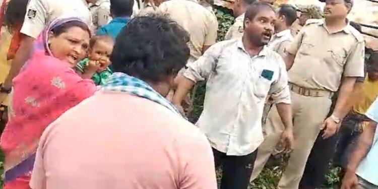 ବାସହରା ହୋଇଯିବେ କି ? ୩ ପରିବାର ର ୧୭ ସଦସ୍ୟ ଏହି ଦଳିତ,ଗରୀବ,ଖଟିଖିଆ, ବେସାହାରା ପରିବାର ପ୍ରତି ସରକାରଙ୍କ ଦୃଷ୍ଟି କେବେ ?