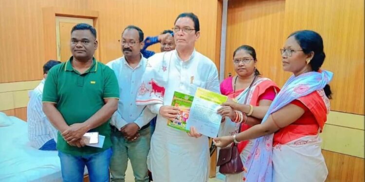 ଭୂମିଜ ଭାଷାକୁ ଅବହେଳା ପ୍ରତିବାଦରେ ସାଂସଦଙ୍କୁ ଦାବିପତ୍ର