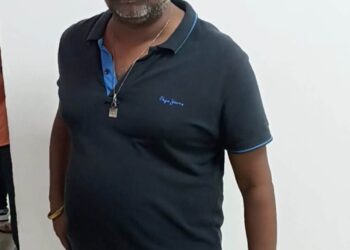 ମୁଖ୍ୟ ମନ୍ତ୍ରୀଙ୍କ ବିଧାନସଭା ପ୍ରକୋଷ୍ଟ ନିକଟରେ ବେଆଇନ ଭାବେ ପ୍ରବେଶ କରି ସୁରକ୍ଷା କର୍ମୀ ଓ ସାମ୍ବାଦିକଙ୍କୁ ନାଲି ଆଖି ଦେଖାଉଥିବା ଏ ଅସାମାଜିକ ବ୍ୟକ୍ତି କିଏ ???