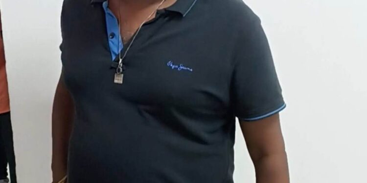 ମୁଖ୍ୟ ମନ୍ତ୍ରୀଙ୍କ ବିଧାନସଭା ପ୍ରକୋଷ୍ଟ ନିକଟରେ ବେଆଇନ ଭାବେ ପ୍ରବେଶ କରି ସୁରକ୍ଷା କର୍ମୀ ଓ ସାମ୍ବାଦିକଙ୍କୁ ନାଲି ଆଖି ଦେଖାଉଥିବା ଏ ଅସାମାଜିକ ବ୍ୟକ୍ତି କିଏ ???