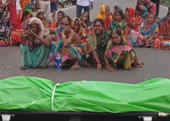 ଜାତୀୟ ରାଜପଥ ଉପରେ ରାସ୍ତା  ଅବରୋଧ  : ରେଳ ଲାଇନ ରୁ କ୍ଷତାକ୍ତ ମୃତ ଦେହ ଉଦ୍ଧାର