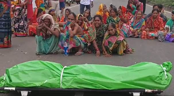 ଜାତୀୟ ରାଜପଥ ଉପରେ ରାସ୍ତା ଅବରୋଧ : ରେଳ ଲାଇନ ରୁ କ୍ଷତାକ୍ତ ମୃତ ଦେହ ଉଦ୍ଧାର