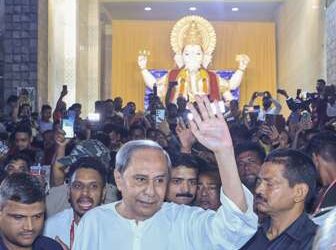 ବିରୋଧୀ ଦଳ ନେତା ଶ୍ରୀ ନବୀନ ପଟ୍ଟନାୟକ ଭୁବନେଶ୍ୱର ର ବିଭିନ୍ନ ଗଣେଶ ପୂଜା ମଣ୍ଡପ ବୁଲି ଦେଖୁଛନ୍ତି