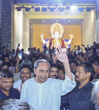 ବିରୋଧୀ ଦଳ ନେତା ଶ୍ରୀ ନବୀନ ପଟ୍ଟନାୟକ ଭୁବନେଶ୍ୱର ର ବିଭିନ୍ନ ଗଣେଶ ପୂଜା ମଣ୍ଡପ ବୁଲି ଦେଖୁଛନ୍ତି