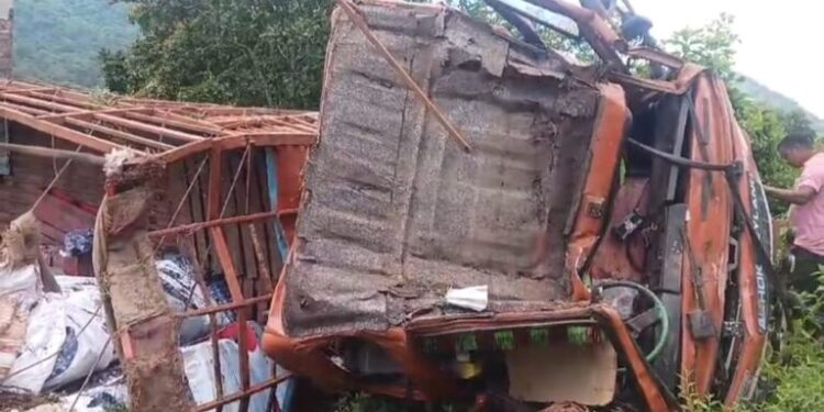 ଭାରସାମ୍ୟ ହରାଇ ରାସ୍ତା କଢ଼ରେ ଓଲଟିଲା ଟ୍ରକ  