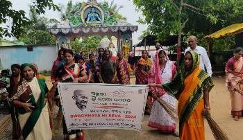 ସ୍ବଚ୍ଛତା ହିଁ ସେବା ସୁତନ ପଂଚାୟତ ର ସରପଞ୍ଚଙ୍କ ସ୍ବଚ୍ଛତା ଓ ପରିବେଶ ସୁରକ୍ଷା ଉପରେ ଗୁରୁତ୍ଵ