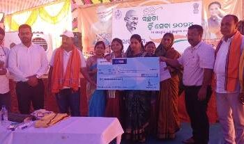 ସୁଭଦ୍ରା ର ଖୁସି : ମା ମାନେ ନାଚିକି ଧୂଳା ଉଡ଼ାଇଲେ – ପ୍ରତିଭା କଳା ପ୍ରତିଷ୍ଠାନ ଦ୍ଵାରା ସଂଗୀତ ପରିବେଷଣ କରାଯାଇଥିଲା