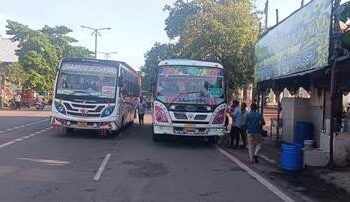 ମନଇଚ୍ଛା ଗାଡ଼ି ପାର୍କିଂ : ଟ୍ରାଫିକ ନିୟନ୍ତ୍ରଣ ଲୋକ ଦେଖାଣିଆ ବସ୍ ଟର୍ମିନାଲ ପରିସରକୁ ବସ୍ ଯାଉନି, ବାହାରେ ରହି ଯାତ୍ରୀଙ୍କୁ ଗାଡିରୁ ଓହ୍ଲାଉଛନ୍ତି, ବଢୁଛି ଦୂର୍ଘଟଣା ଆଶଙ୍କା !