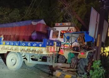 ଟ୍ରାକ୍ଟରକୁ ଧକ୍କା ଦେଲା ଟ୍ରଲର : ଜଣେ ମୃତ ଦୂର୍ଘଟଣାରେ ବିଦ୍ୟୁତ୍ ଖୁଣ୍ଟ ଭାଙ୍ଗିଲା – ବିଦ୍ୟୁତ ସରବରାହ ବିଚ୍ଛିନ୍ନ