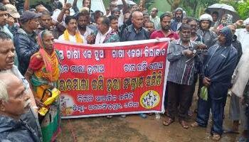 ଭାରତ ମାଳା ରାସ୍ତା ପ୍ରତିରୋଧ ସଂଗ୍ରାମ ସମିତି ପକ୍ଷରୁ ବିରିଡି ତହସିଲ ଆଗରେ ପ୍ରତିବାଦ ସଭା