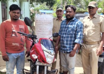 ଗଞ୍ଜେଇ ଚାଲଣ ବେଳେ ମାଡିବସିଲା ପୋଲିସ : ଗଞ୍ଜେଇ ସହ ମୋବାଇଲ ଓ ବାଇକ ଜବତ – ଦୁଇ ଗିରଫ