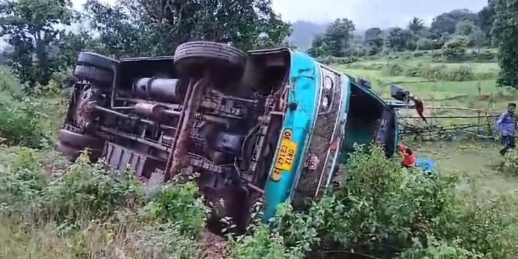 ଗୋରୁ କୁ ବଞ୍ଚେଇବା କୁ ଯାଇ ଯାତ୍ରୀବାହୀ ମାଳତୀ ବସ ଦୁର୍ଘଟଣା ଗ୍ରସ୍ତ : ଗୋରୁର ମୃତ୍ୟୁ – ୧୦ରୁ ଉର୍ଧ୍ଵ ଆହତ