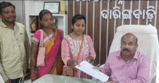 ସବୁଦିନିଆ ରାସ୍ତା ନିର୍ମାଣ ଓ ଆବଶ୍ୟକ କଲଭର୍ଟ ନିର୍ମାଣ କରିବାକୁ ଡାକ୍ତରୀ ଛାତ୍ରୀ ଲିନ୍‌ସା ବିଡ଼ିଓଙ୍କୁ ଭେଟିଲେ