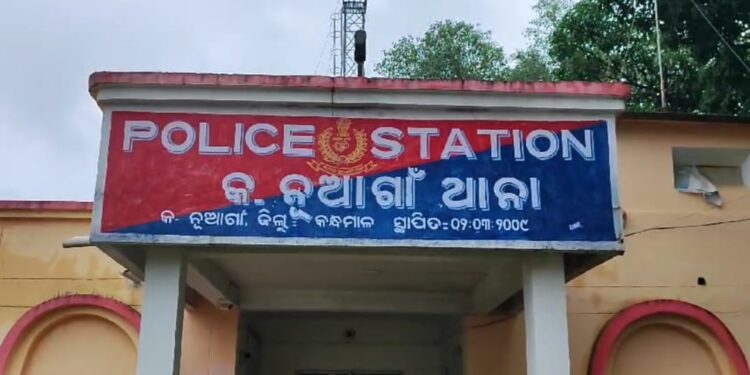 ବେକରେ ଗାମୁଛା ଲଗାଇ ମହୁଲ ଗଛରେ ଝୁଲି ପଡ଼ିଲେ ଯୁବକ