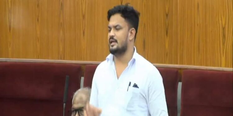 ଲଷ୍ମୀପୁର ବିଧାୟକ ଶ୍ରୀଯୁକ୍ତ ପବିତ୍ର ସାଉଁନ୍ତା ,ବିଧାନସଭାରେ, ପଞ୍ଚାୟତିରାଜ ଓ ପାନୀୟ ଜଳର, ବିଭାଗୀୟ ମନ୍ତ୍ରୀ ଙ୍କୁ ପ୍ରସ୍ତାବ ଉପସ୍ଥାପନାକରିଥିଲେ