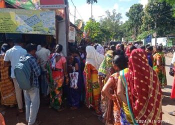 ସୁଭଦ୍ରା ଯୋଜନାରେ ଆଧାର ଲିଙ୍କ ନେଇ ପ୍ରବଳ ଭିଡ : ଆଧାର କାର୍ଡ ମୋବାଇଲ ନମ୍ବର ସଂଯୋଗ କରିବାକୁ ସରକାରୀ ଅଧିକ ନେବାର ଅଭିଯୋଗ  