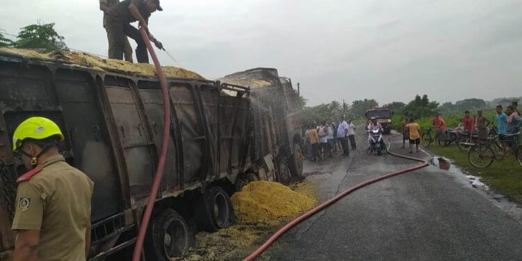 ଫୁଲନଖର : ନିଆଳି ୬୦ ନମ୍ୱର ରାଜ୍ୟରାଜ ପଥ ଉପରେ ଡାଲି ବୋଝେଇ ଟ୍ରକଟି ଜଳିଗଲା