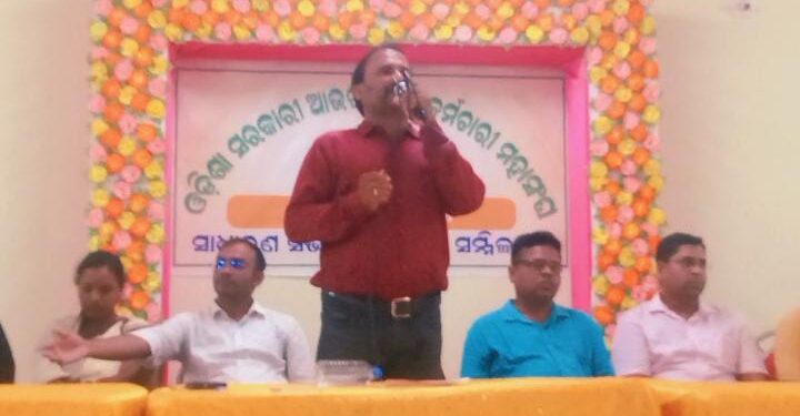 କନ୍ଧମାଳ ଜିଲ୍ଲାର ଆଉଟ ସୋର୍ସିଙ୍ଗ କର୍ମଚାରୀ ମାନଙ୍କର ବିଭିନ୍ନ ମୌଳିକ ସମସ୍ୟା ଦୂର କରିଵା ପାଇଁ ସାମ୍ବାଦିକ ସମ୍ମିଳନୀ  