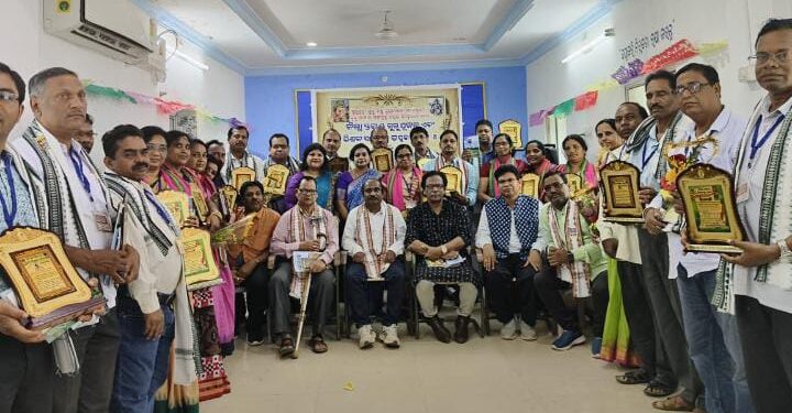 ଫୁଲବାଣୀ ବନଜ୍ୟୋସ୍ନା ସାହିତ୍ୟ ସଂସଦ ତରଫରୁ ଗୁରୁ ପୁଜନ ଓ ଶିକ୍ଷକ ସମ୍ବର୍ଦ୍ଧନା କାର୍ଯ୍ୟକ୍ରମ ଅନୁଷ୍ଠିତ  