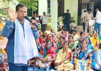 ଜମି ଦଲିଲ ନ ଦେବା ନେଇ ପିପିଲି ସବରେଜିଷ୍ଟର କାର୍ଯ୍ୟାଳୟ ସମ୍ମୁଖରେ ଦଳିତ ମହାସଂଘ ର ଧାରଣା