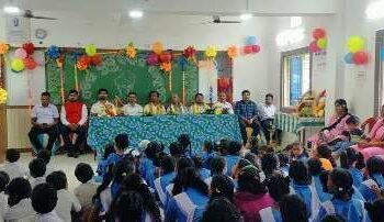 ପୁରାତନ ରୀତିରେ ଗୁରୁଙ୍କୁ ପୂଜିଲେ ଛାତ୍ର ଛାତ୍ରୀ