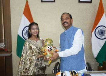 ରାଜ୍ୟପାଳଙ୍କୁ ଭେଟି ଆଶୀର୍ବାଦ ନେଲେ କୁନି ନୃତ୍ୟଶିଳ୍ପୀ ପ୍ରିୟାଂଶୀ ଜେନା