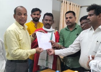 ଶ୍ରମ କୋର୍ଡ଼କୁ ବାତିଲ କରିବା ଦାବିରେ କଳା ଦିବସ ରୂପେ ପାଳନ ଅବସରରେ ଜିଲ୍ଲାପାଳଙ୍କ କାର୍ଯ୍ୟାଳୟ ସମ୍ମୁଖରେ ମୋଦୀ ସରକାରଙ୍କ କୁଶପୁତ୍ତଳିକା ଦାହ