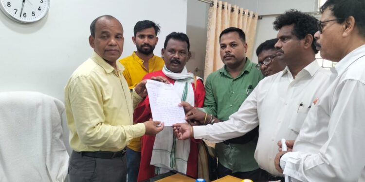 ଶ୍ରମ କୋର୍ଡ଼କୁ ବାତିଲ କରିବା ଦାବିରେ କଳା ଦିବସ ରୂପେ ପାଳନ ଅବସରରେ ଜିଲ୍ଲାପାଳଙ୍କ କାର୍ଯ୍ୟାଳୟ ସମ୍ମୁଖରେ ମୋଦୀ ସରକାରଙ୍କ କୁଶପୁତ୍ତଳିକା ଦାହ