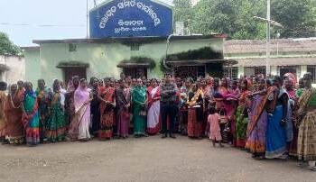 ବିଡିଓ ଙ୍କୁ ଦାବିପତ୍ର ନେଇ ମହିଳା ସଂଗଠନ ଘେରିଲେ