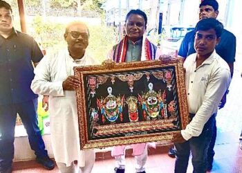 ଓଡ଼ିଶା କଣ୍ଟ୍ରୋଲ ଦୋକାନୀ ସଙ୍ଘର କର୍ମକର୍ତ୍ତା ମୁଖ୍ୟମନ୍ତ୍ରୀ ଓ ଯୋଗାଣ ମନ୍ତ୍ରୀଙ୍କୁ ଭେଟିଲେ