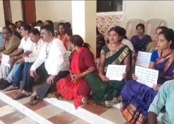 ଗୋପ ବ୍ଲକ କର୍ମଚାରୀ ଙ୍କ କଲମ ଛାଡ଼ ଆନ୍ଦୋଳନ ଯୋଗୁ ସାଧାରଣ ଜନତା ହନ୍ତ ସନ୍ତ  : କହିବେ କାହାକୁ ଶୁଣିବ କିଏ  