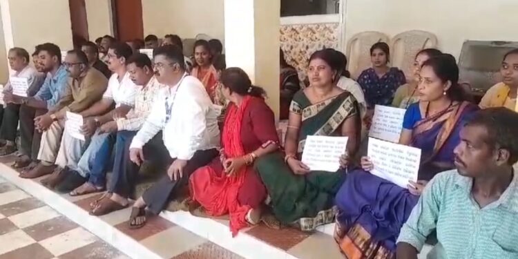 ଗୋପ ବ୍ଲକ କର୍ମଚାରୀ ଙ୍କ କଲମ ଛାଡ଼ ଆନ୍ଦୋଳନ ଯୋଗୁ ସାଧାରଣ ଜନତା ହନ୍ତ ସନ୍ତ  : କହିବେ କାହାକୁ ଶୁଣିବ କିଏ  